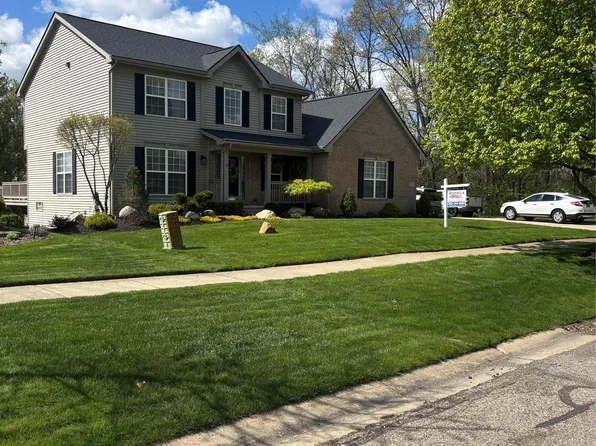 9109 Ambergrove Dr, Howell, MI 48843