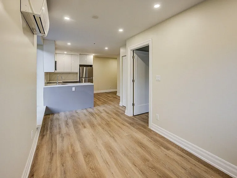 155 Charlton Ave E — Photo 10