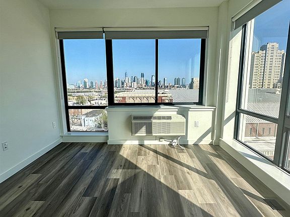 5th image of 55 Jordan Ave #1602