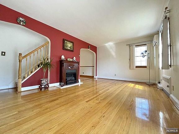 3rd image of 18 E Amsterdam Ave