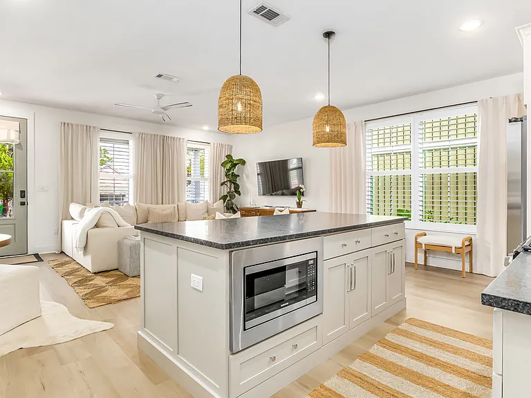 913 W Jackson St — Photo 15