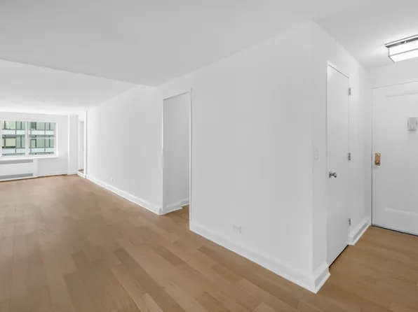 300 East 57th Street image 2 of 13