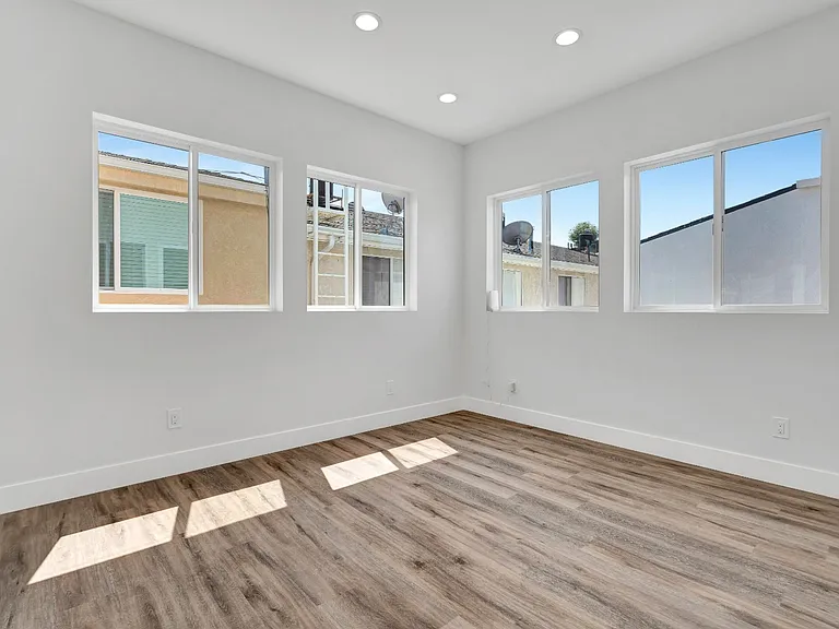 11609 Burbank Blvd #2 — Photo 11