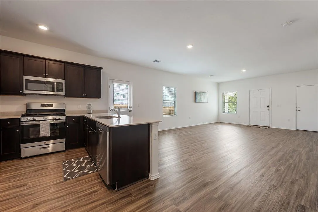 3 bed, 2.0 bath, 1276 sqft, $2,100 — Photo 4