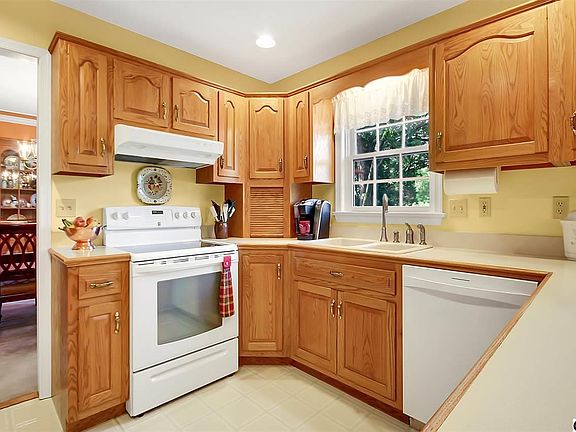 4th image of 1424 Montfort Dr