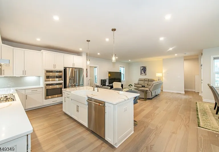 24 Willow Ln — Photo 2