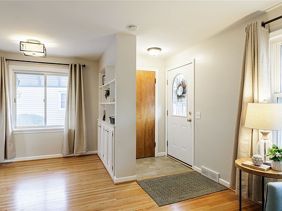 4th image of 472 Barry Rd