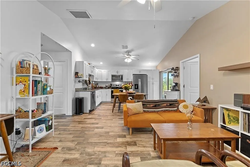 3 bed, 2.0 bath, 1214 sqft, $1,900 — Photo 3
