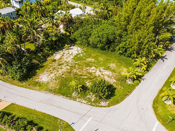 5th image of 101 S Bahama Dr