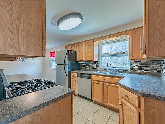 4th image of 323 Henry St