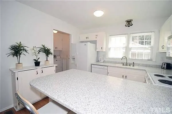 3 bed, 1420 sqft, $2,290 — Photo 4