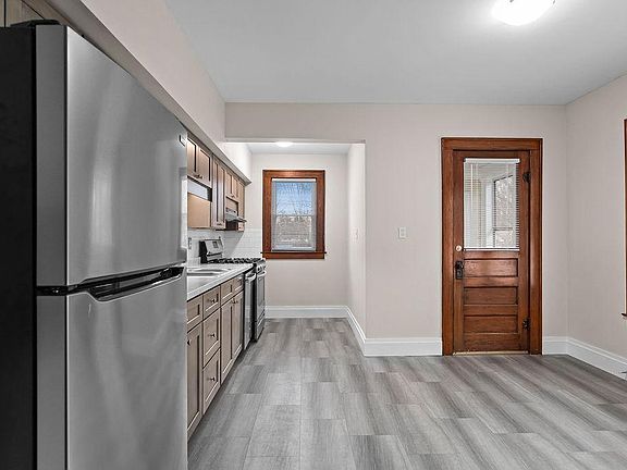 5th image of 605 N Center St