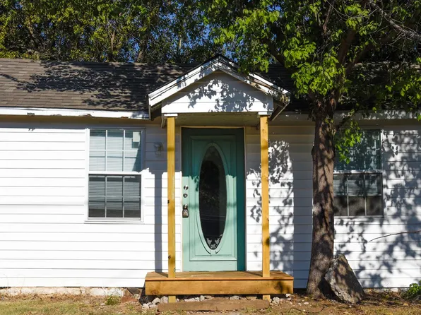 1104 N Mill St, Bowie, TX 76230