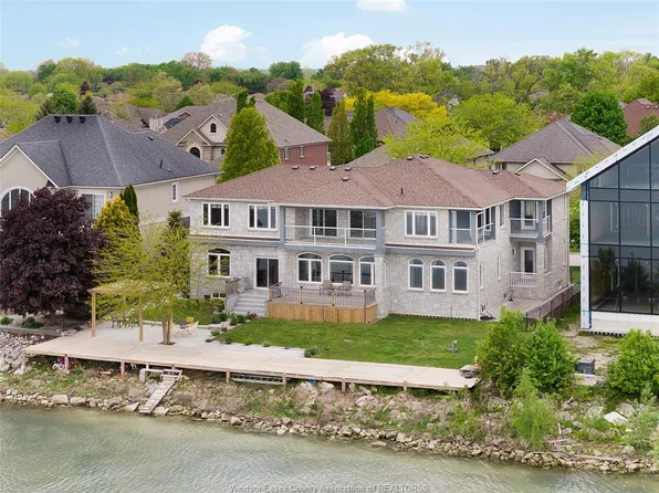 300 Shoreview Cir, Windsor, ON N8P 1M7
