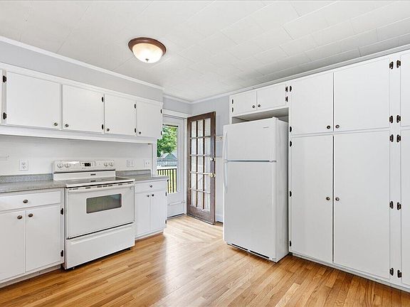 4th image of 62 Graham Avenue S