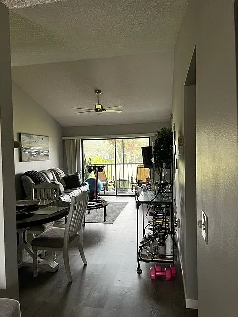 Photo 2 of 25 - 927 Capri Isles Blvd #12 - Venice, FL Building Photo - 927 Capri Isles Blvd #12