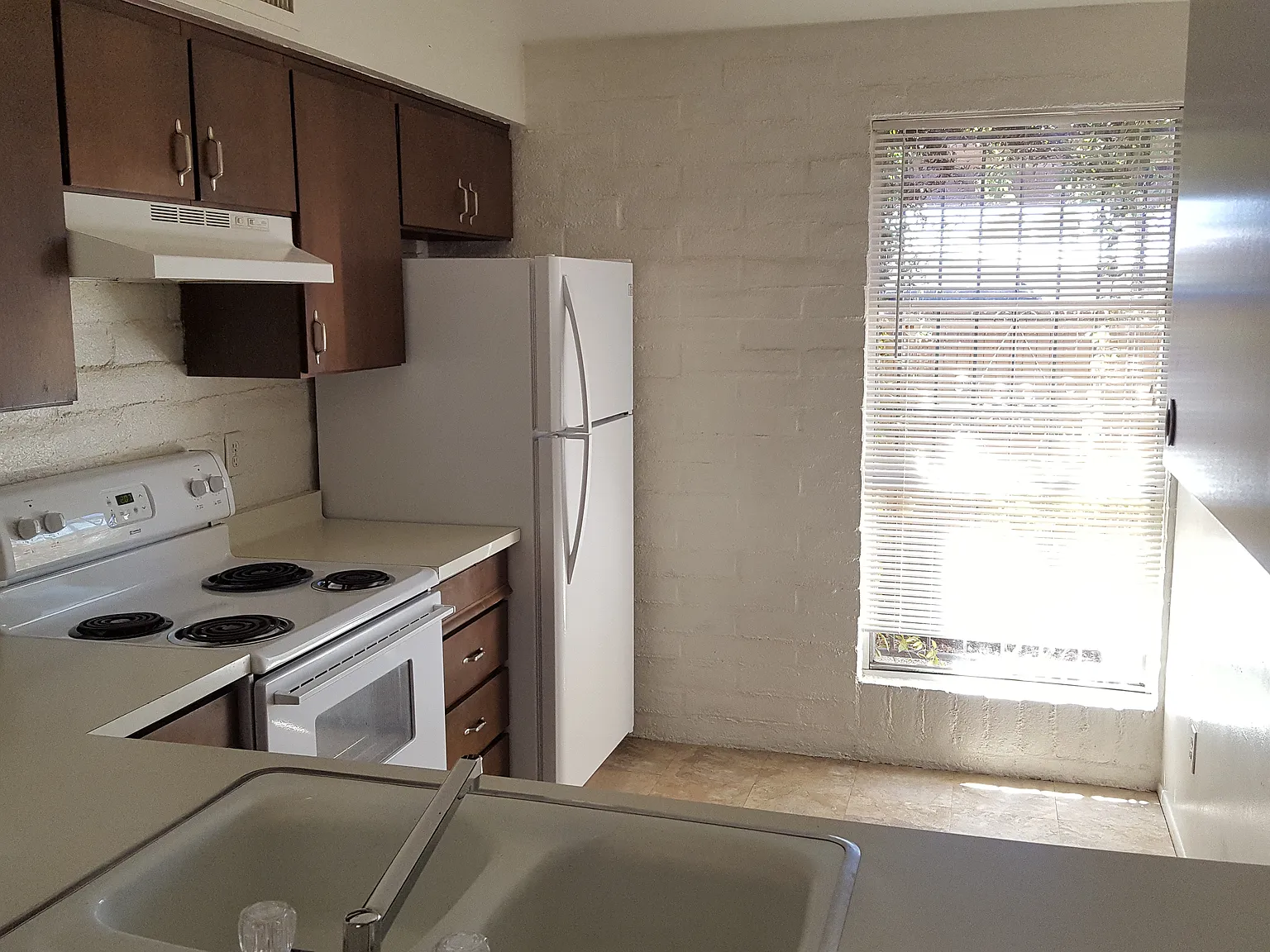 Cute 2 Bed 2 Bath Condo near U of A with Carport — Photo 2