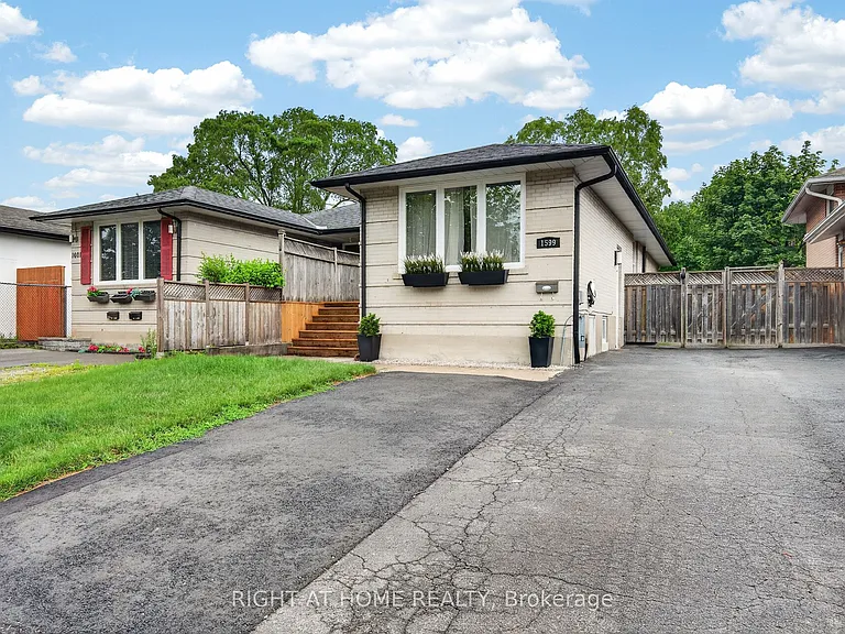 1599 Sandgate Cres #LOWER — Photo 1