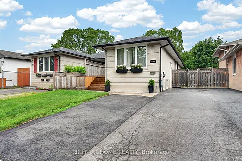 1599 Sandgate Cres #LOWER Photo 1