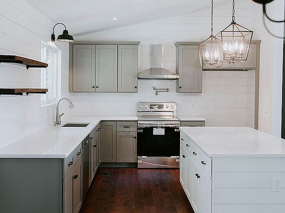 4th image of 225 W Lewis St