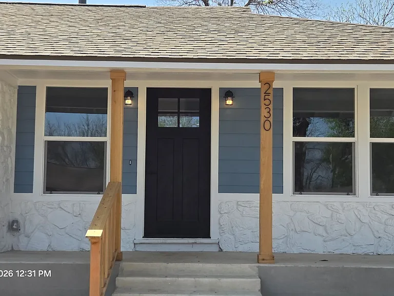 2530 W Woodlawn Ave — Photo 2