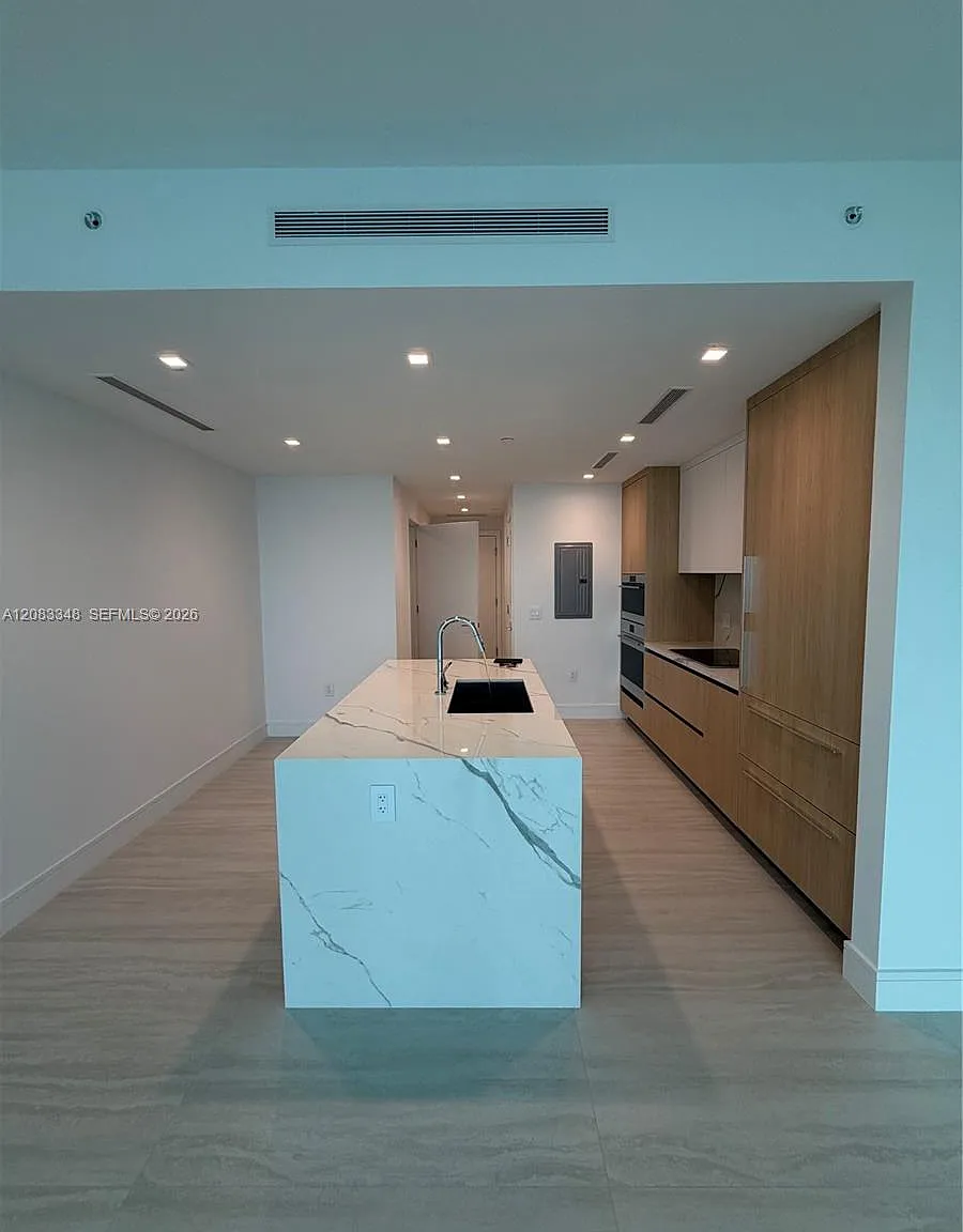 One Park Tower — Photo 3