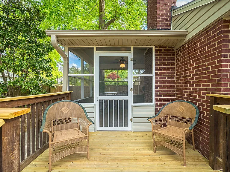 1010 Hitchcock Dr SW — Photo 2