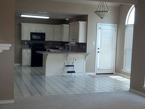 3rd image of 1206 E Belle Haven Dr