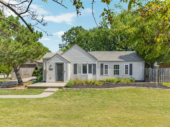 23635 Lakewood St, Clinton Township, MI 48035