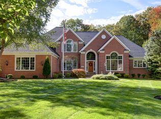 2972 Lamplight Ln, Willoughby Hills, OH 44094