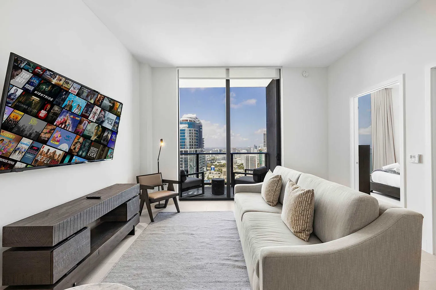 1 bed, 1.0 bath, 581 sqft, $3,447 — Photo 2