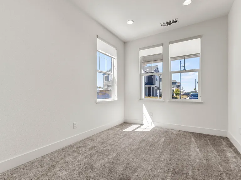Guest Bedroom - 1st Floor