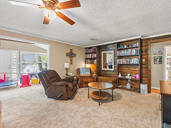 5th image of 19 Norwood Dr