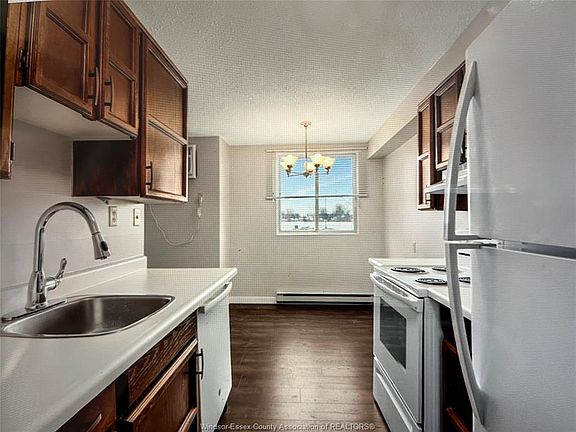 5th image of 3936 Wyandotte St E #211