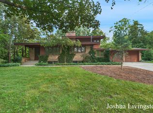 240 Hillview Ave NE, Grand Rapids, MI 49503