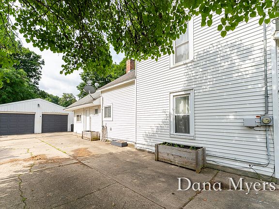3rd image of 628 E Walnut St