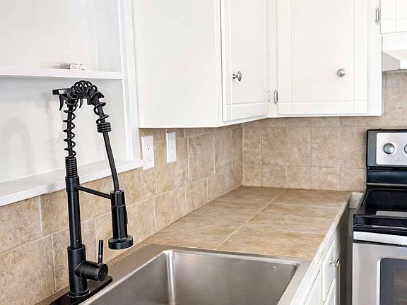 3rd image of 485 Jarvis Dr