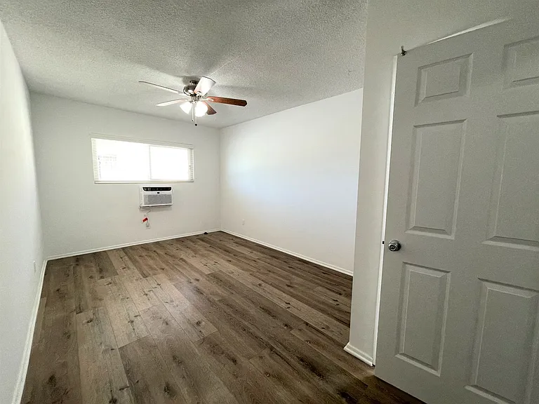 21736 Roscoe Blvd — Photo 33