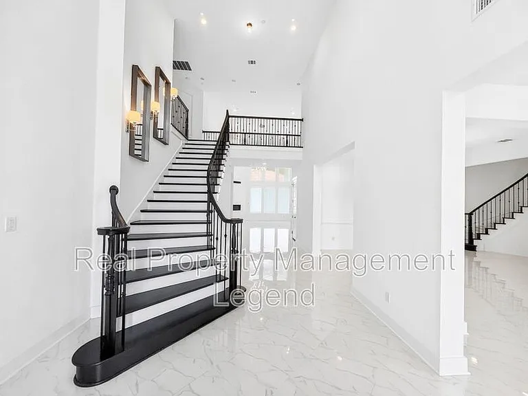 809 Jamestown Ln — Photo 3