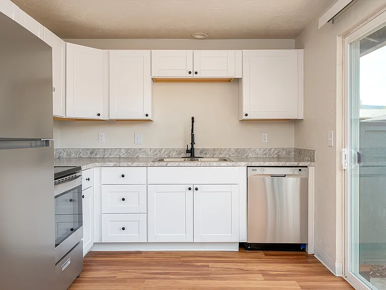 Pacific Village | Kitchen