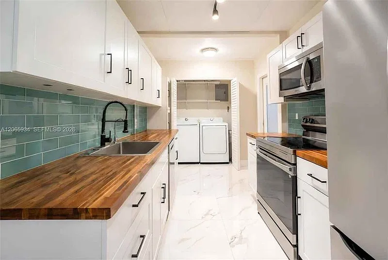 1600 N 68th Ave Hollywood, Fl 33024 — Photo 2