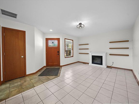 5th image of 900 Brookfield Dr