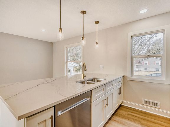 4th image of 13850 Garrett Ave