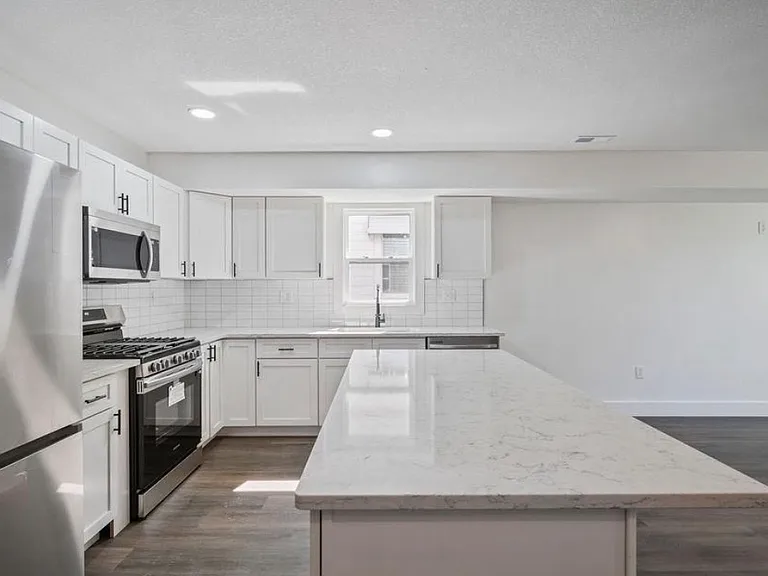 205 W King St — Photo 6