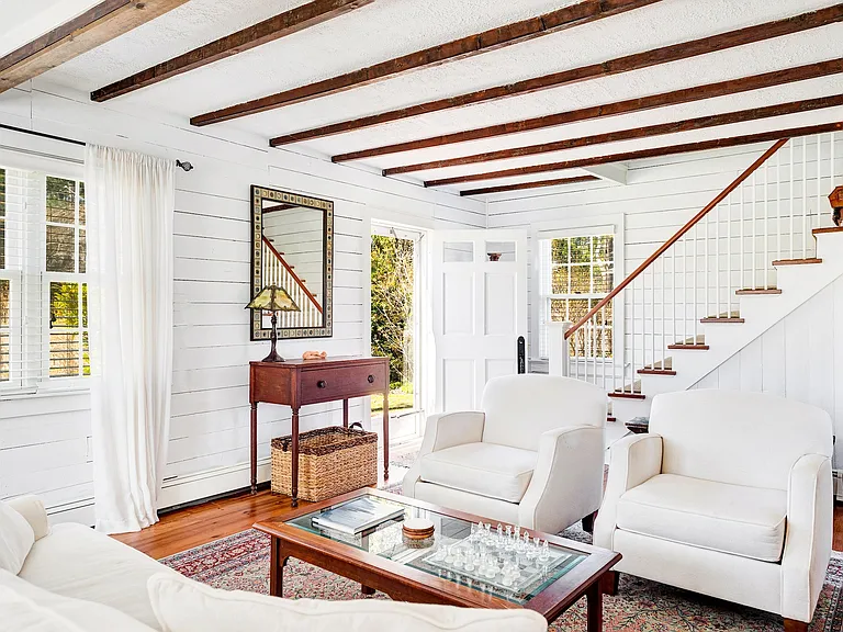 32 Sag Harbor Tpke — Photo 4