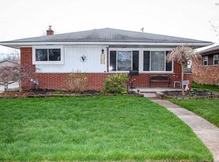 21048 Suffolk St, Clinton Township, MI 48035