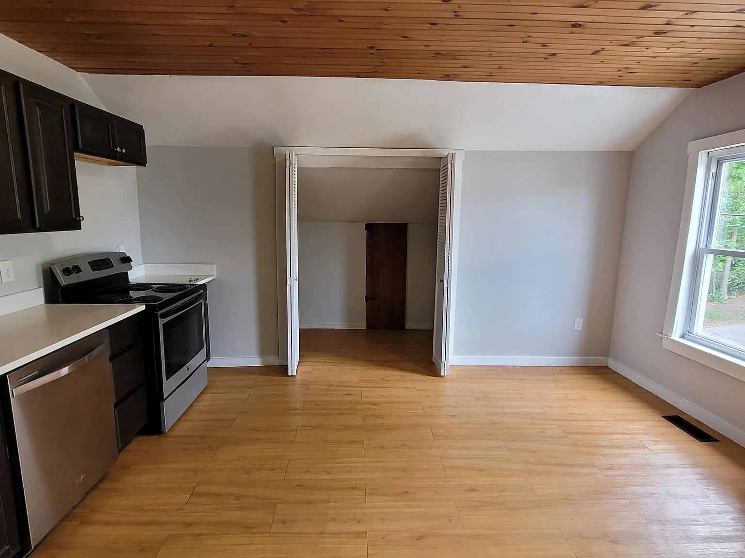 6 Howard Ave — Photo 4