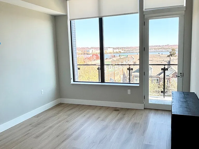 Living Room (unfurnished)