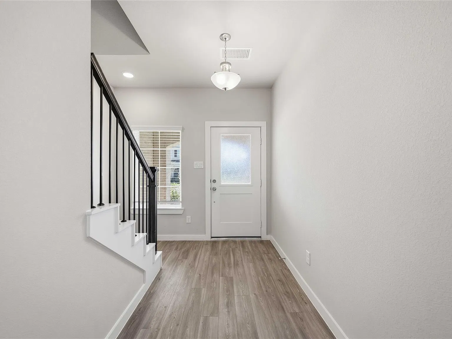 4 bed, 3.0 bath, 2434 sqft, $2,950 — Photo 4