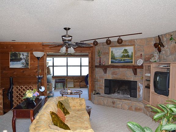 Livingroom
						:
						Upstairs fireplace